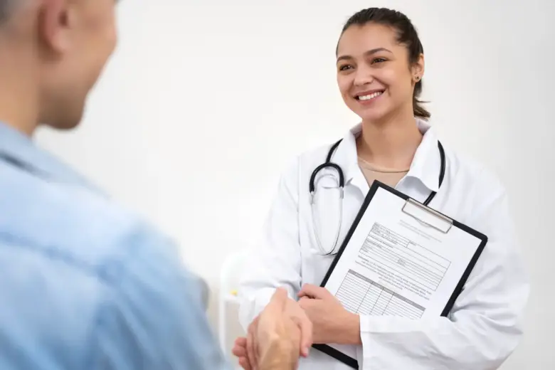 atestado medico na mao da medica